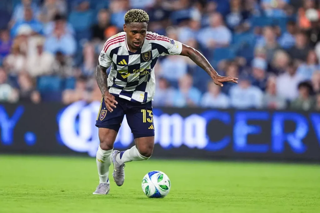 Botafogo apresenta oferta por meia estrangeiro