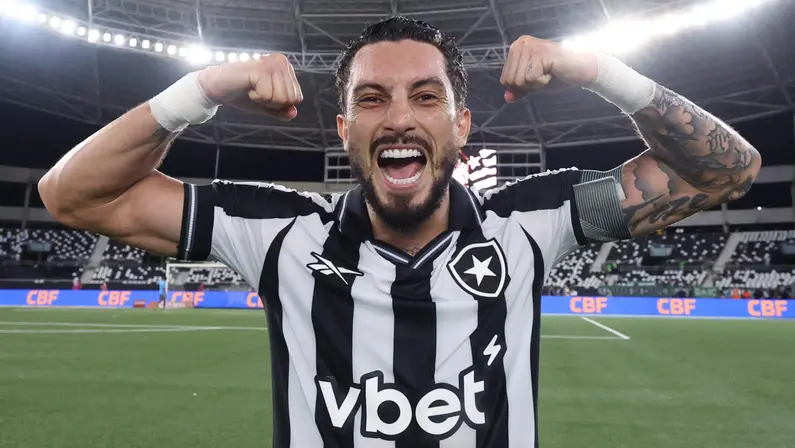 Torcida do Botafogo elege Alex Telles como o destaque do time no primeiro semestre