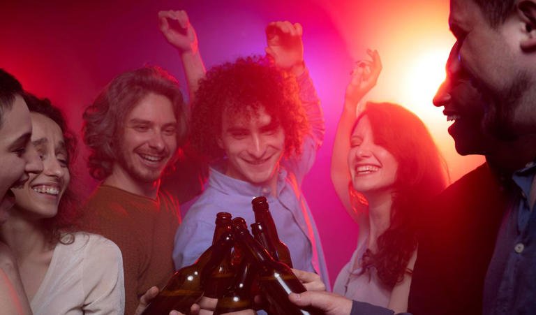 A psicologia afirma: sair de uma festa sem se despedir é uma estratégia de autocuidado e gestão de energia, especialmente em situações de esgotamento
