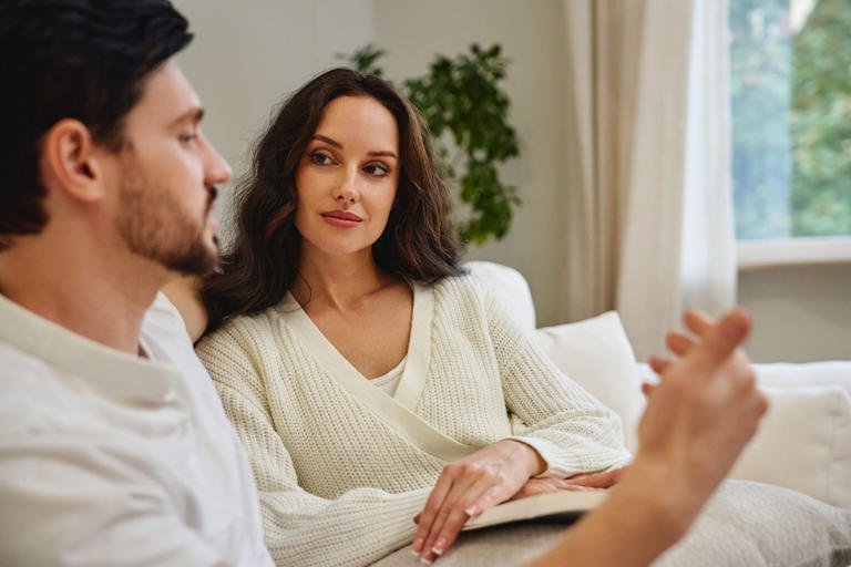 O que significa quando uma pessoa encara muito ao conversar, de acordo com a psicologia?
