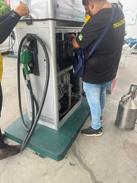 IPEM-RN fiscaliza postos de combustíveis em Caicó e encontra bombas com lacres irregulares