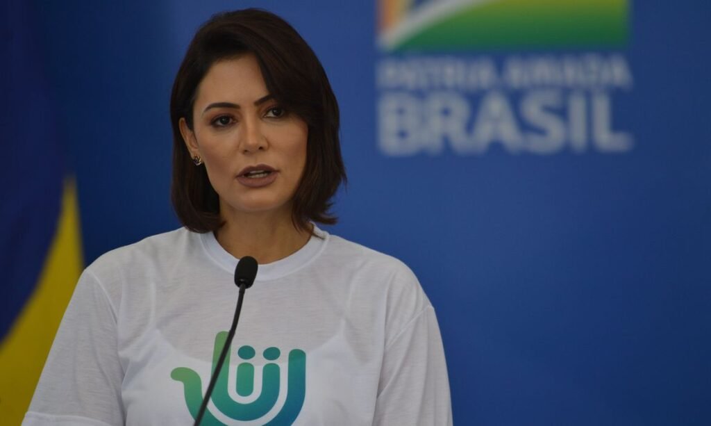 Flávio Bolsonaro pede desculpas a Michelle e diz que tentou retornar mensagem e foi ignorado