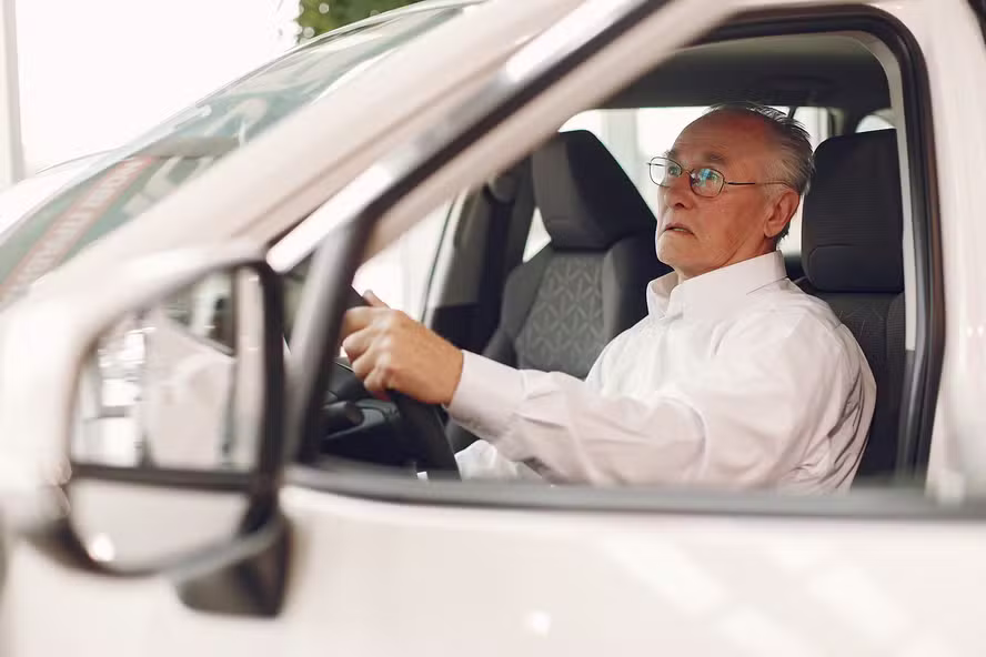O momento em que uma pessoa idosa não deve mais dirigir (veja os sinais claros que não devem ser ignorados)