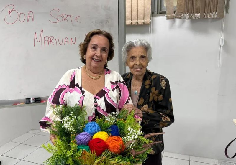 Idosa de 77 anos defende TCC com a mãe de 98 na plateia e emociona universidade
