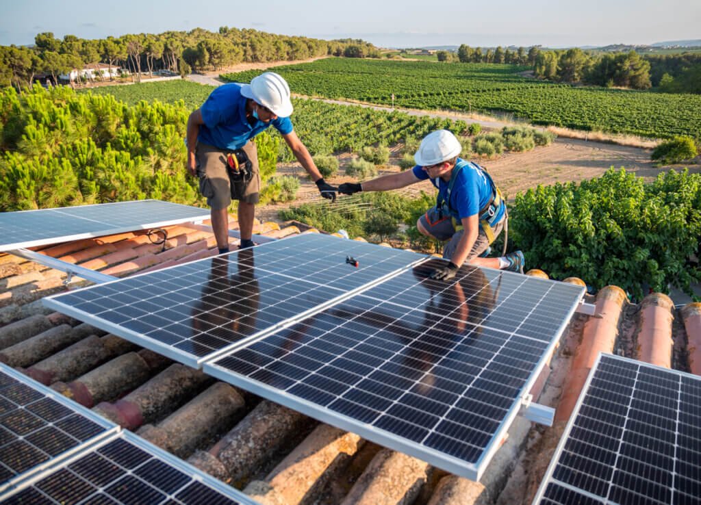 Energia solar e eólica ultrapassam gás natural pela primeira vez no mundo e aceleram revolução energética