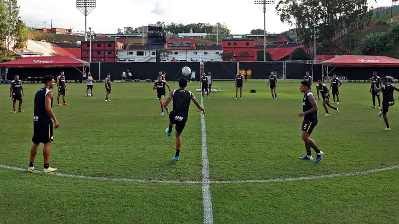 Botafogo prioriza reforços para quatro posições na janela do meio do ano