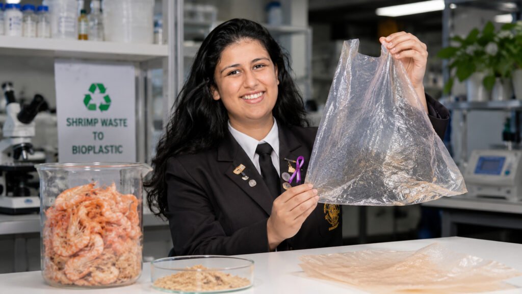 Estudante de 16 anos transforma cascas de camarão em plástico biodegradável e cria uma “sacola de frutos do mar” que não depende de petróleo, usa resíduos da indústria pesqueira e tenta substituir embalagens que levam séculos para desaparecer da natureza