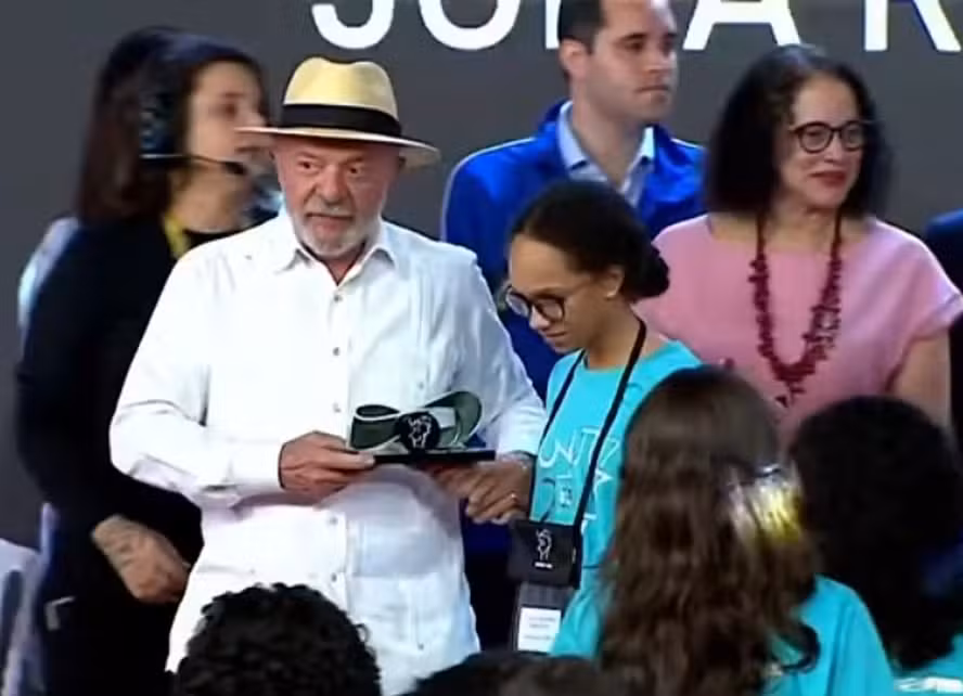 ‘Quando chegarem à conclusão de que todo político é ladrão, entrem vocês para a política’, diz Lula em evento para jovens