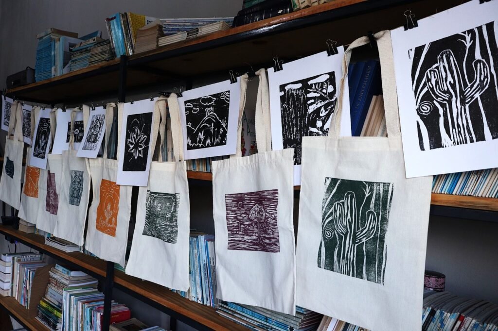 Moradores de Monte das Gameleiras resgatam a tradição da xilogravura por meio de exposição artística