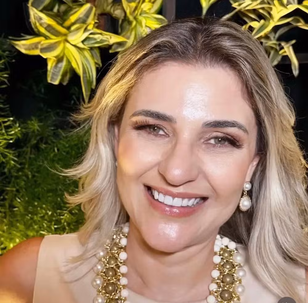 Corpo da jornalista Helga Oliveira, ex-apresentadora do Globo Esporte RN, é sepultado na Grande Natal