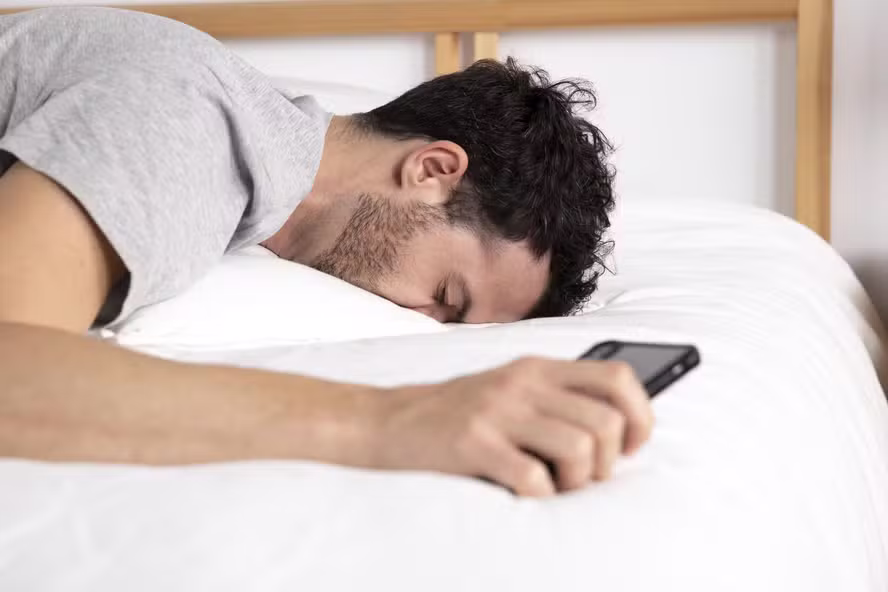 Checar o celular assim que acorda indica traços de personalidade e hábito pode impactar o cérebro; entenda