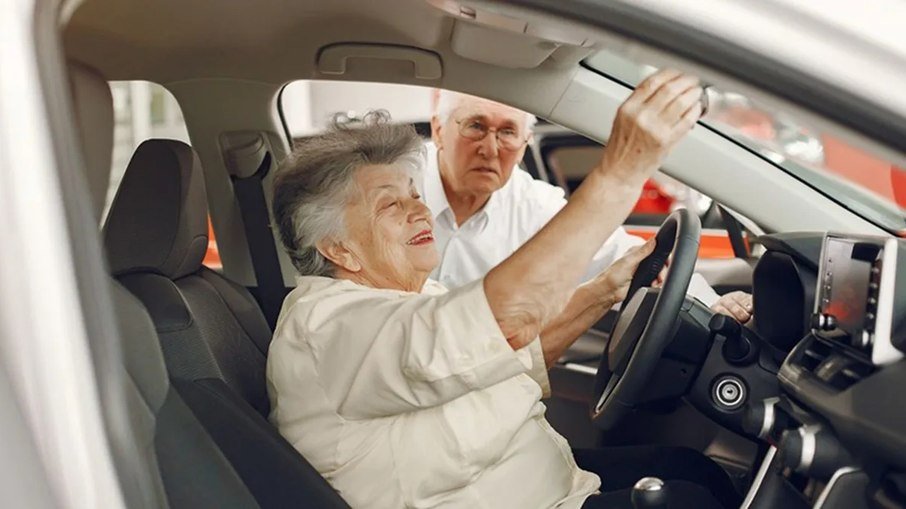Idosos podem comprar carro com menos imposto; veja o que muda