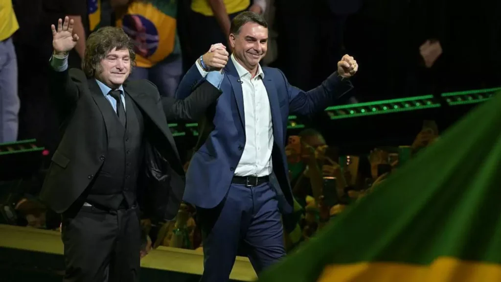 Flávio lança candidatura à Presidência com apoio de Michelle e Bolsonaro de IA