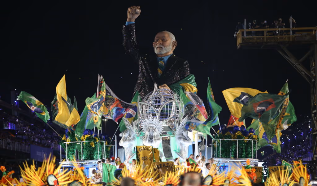 TSE tenta há cinco meses notificar escola que homenageou Lula