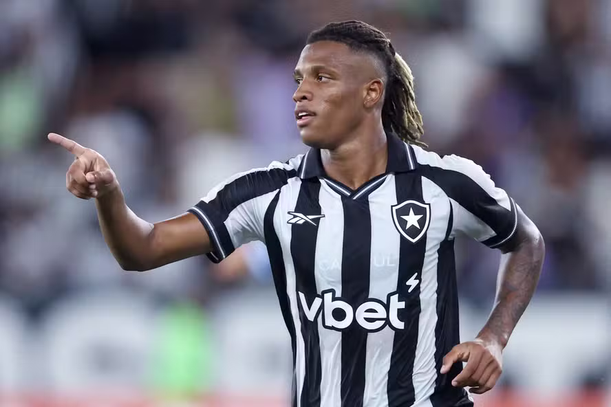 Botafogo deve relacionar Danilo contra o Vitória e pode frustrar planos do Palmeiras
