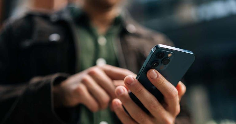 A forma como você segura o celular pode revelar se você é mais inteligente que a média, segundo teste psicológico