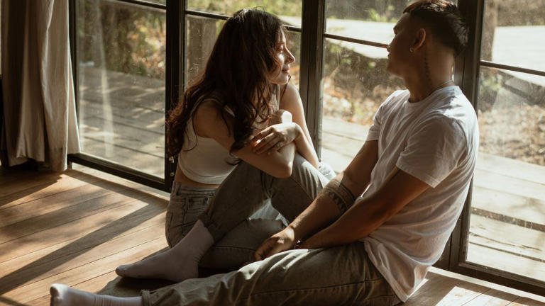 O que é o “quiet love”? A forma de amar que está conquistando muitos casais