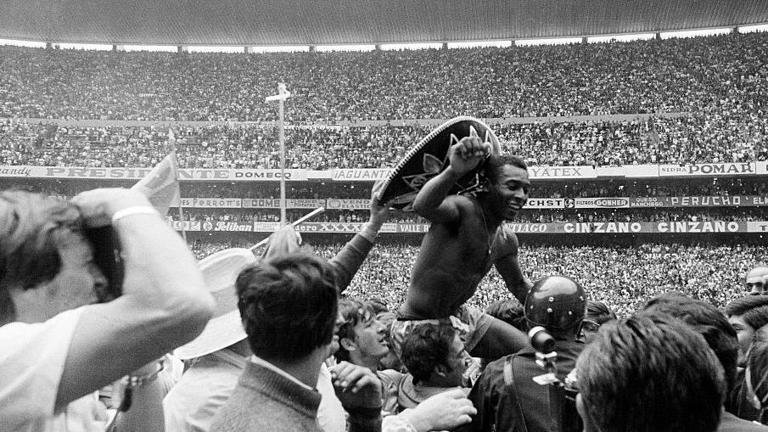 ‘Brasil tem de parar de se gabar’ no futebol e ‘descer do salto’, diz biógrafo escocês de Pelé