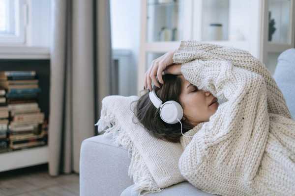 “Playlist da fossa”: Por que sentimos necessidade de ouvir músicas tristes quando já estamos tristes?