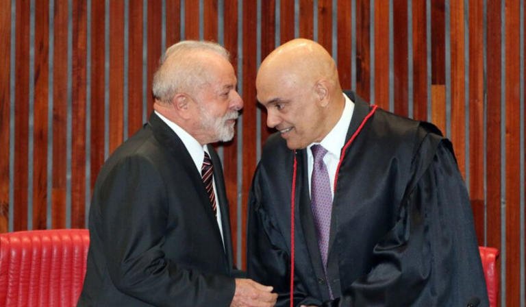 Microfones captam convite inusitado de Lula a Moraes: “Vamos?”