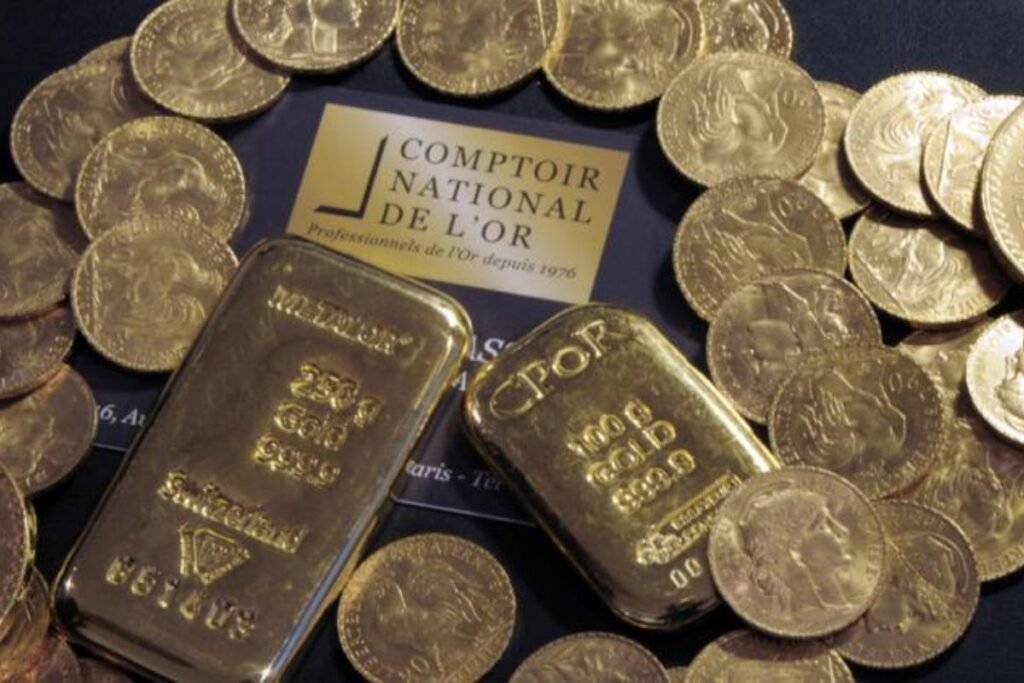 Esvaziando a casa herdada de um parente na Normandia, um francês achou 5 mil moedas de ouro, duas barras de 12 quilos e 37 lingotes escondidos sob móveis e pilhas de roupa de cama, um tesouro de 3,5 milhões de euros