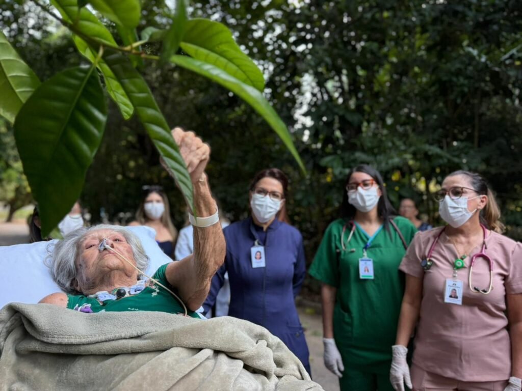 Emoção e humanização: Idosa de 86 anos internada há quase 80 dias realiza desejo de visitar o Parque das Dunas