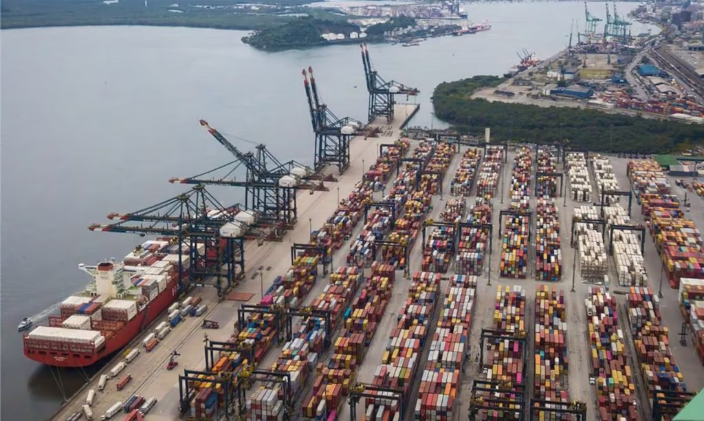 Com efeito bilionário sobre exportações brasileiras, tarifaço dos EUA entra em vigor na quarta