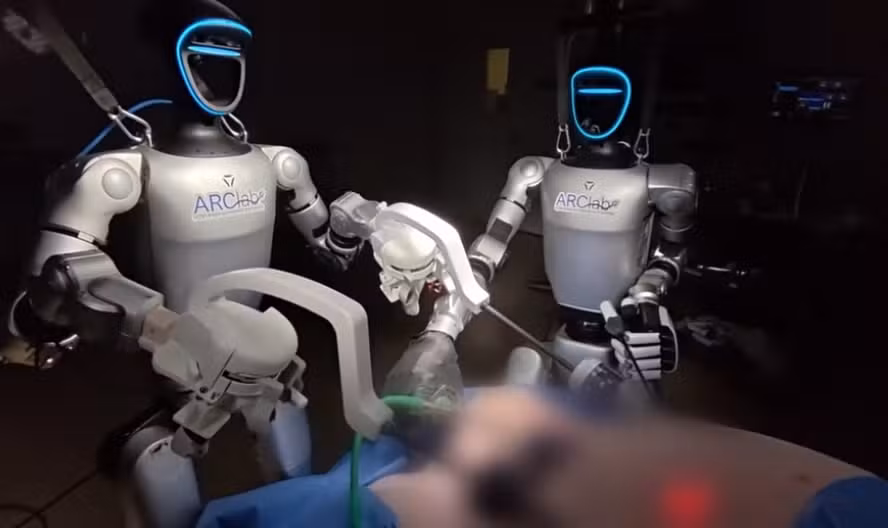 Dupla de robôs humanoides realiza primeira cirurgia sozinhos, em marco para a medicina