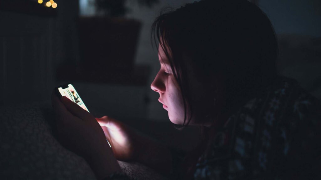 Urgente: França decide hoje proibir redes sociais para menores de 15 anos; veja como vai funcionar