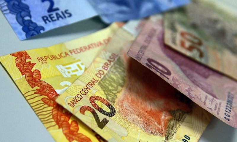 Real perde 87% do poder de compra desde o Plano Real: R$ 100 hoje equivalem a míseros R$ 12,71