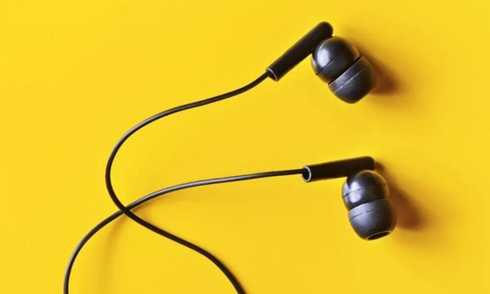 A volta dos fones de ouvido com fio: por que os jovens de hoje abandonaram o Bluetooth?