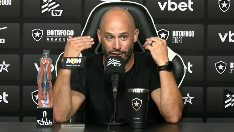 Técnico do Botafogo critica imprensa no tratamento sobre Danilo: ‘É uma falta de respeito. Não me entra na cabeça o que vocês têm feito’