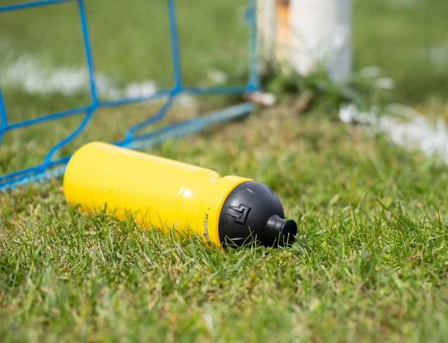 A pausa para hidratação no futebol ajuda os atletas? O que diz este estudo