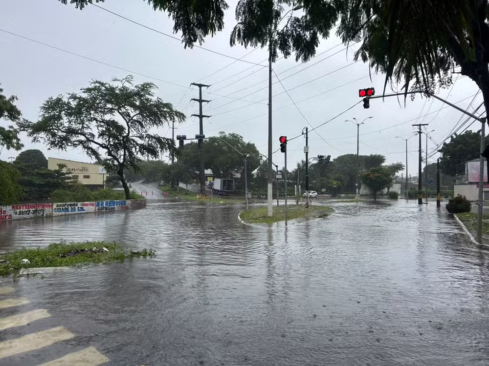 Chuvas na Grande Natal: lagoas transbordam e faixa de areia em Ponta Negra fica alagada