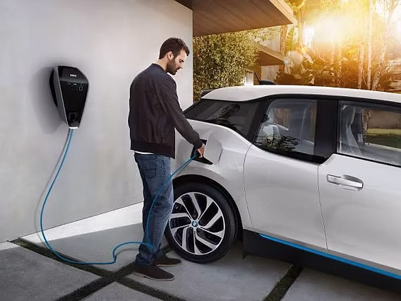 Mais carros elétricos levam carregadores para o centro da disputa em condomínios
