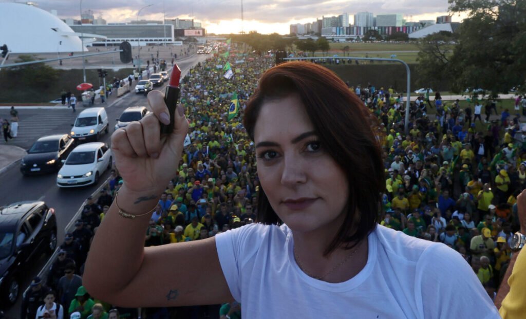 “Meu marido escolheu Flávio e vamos caminhar juntos”, diz Michelle em carta