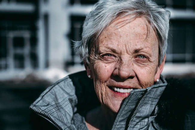 Depois dos 60, especialistas revelam os 7 hábitos que estão arruinando sua felicidade