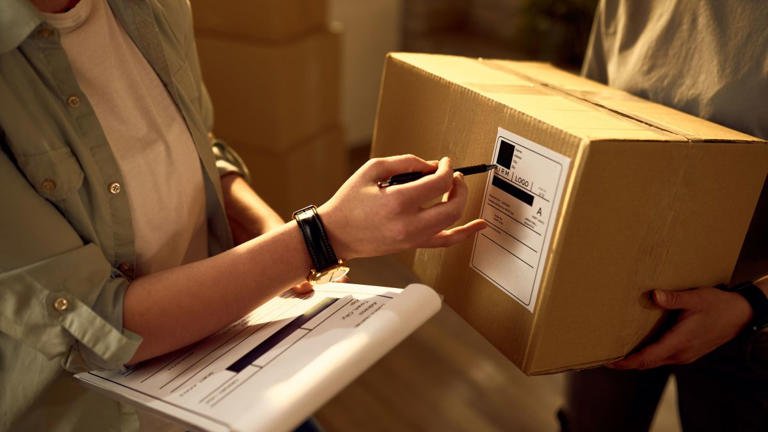 Por que é importante destruir etiquetas das embalagens compradas online?