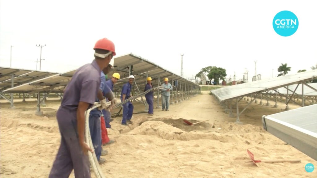 Cuba fica sem combustível, enfrenta apagões quase diários e vê uma onda de painéis solares chineses tomar a ilha, mas falta de baterias e rede envelhecida impede que energia do sol resolva a crise I