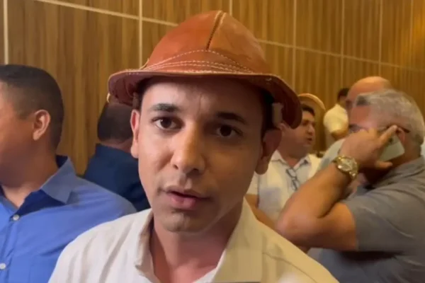 Quebra de sigilo liga perfis “espontâneos” pró-Allyson a e-mail da prefeitura e à jornalista que ele fez secretária