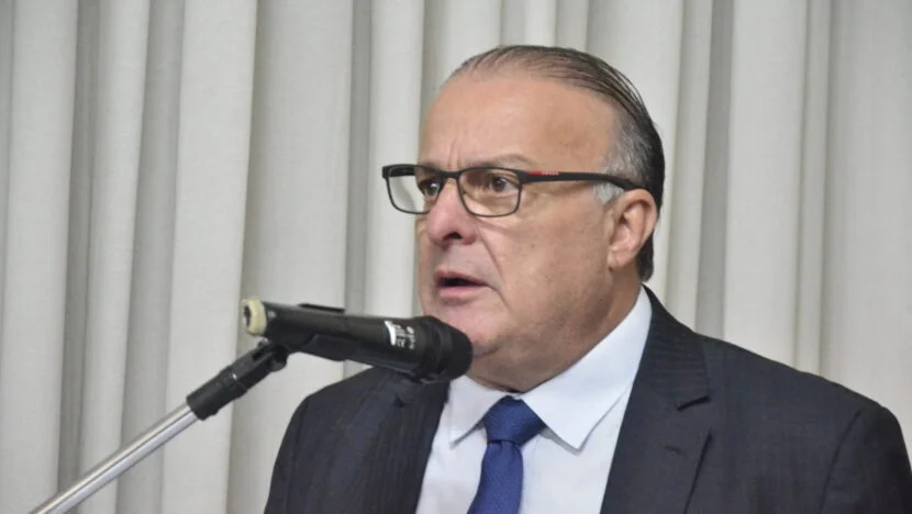 Paulinho Freire apresenta edital de Licitação do Transporte Público