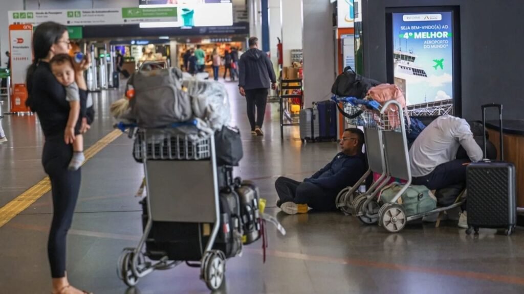 Receita Federal passou a analisar declarações de bagagem em tempo real nos aeroportos, libera passageiros de baixo risco direto para o saguão e elimina a validação presencial