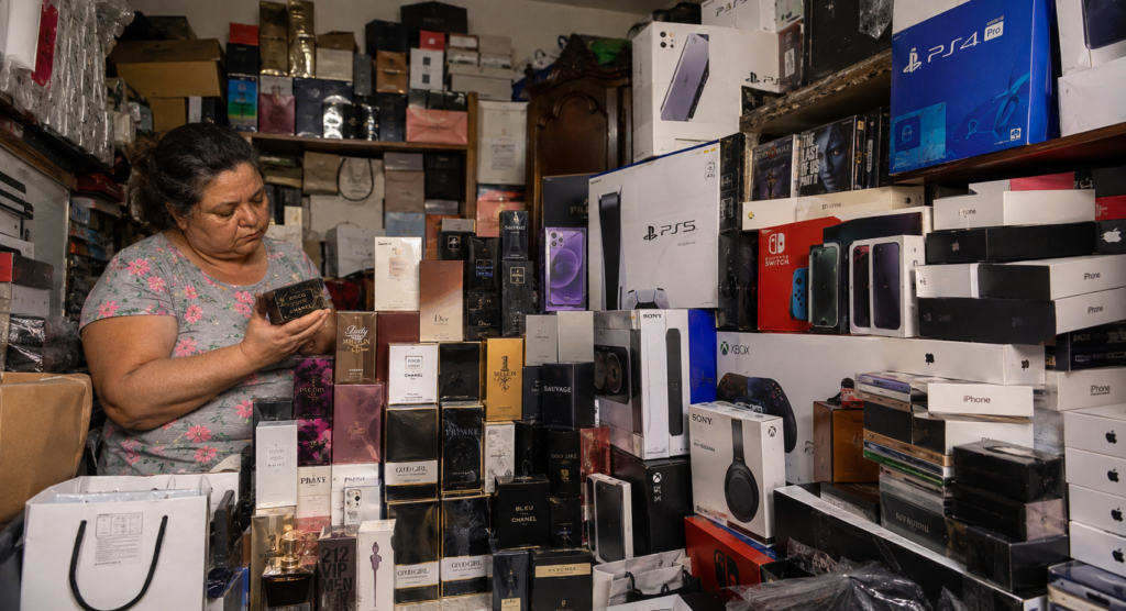 Tem a caixa de um perfume ou do celular até hoje? Veja o que significa guarda embalagens vazias de produtos caros