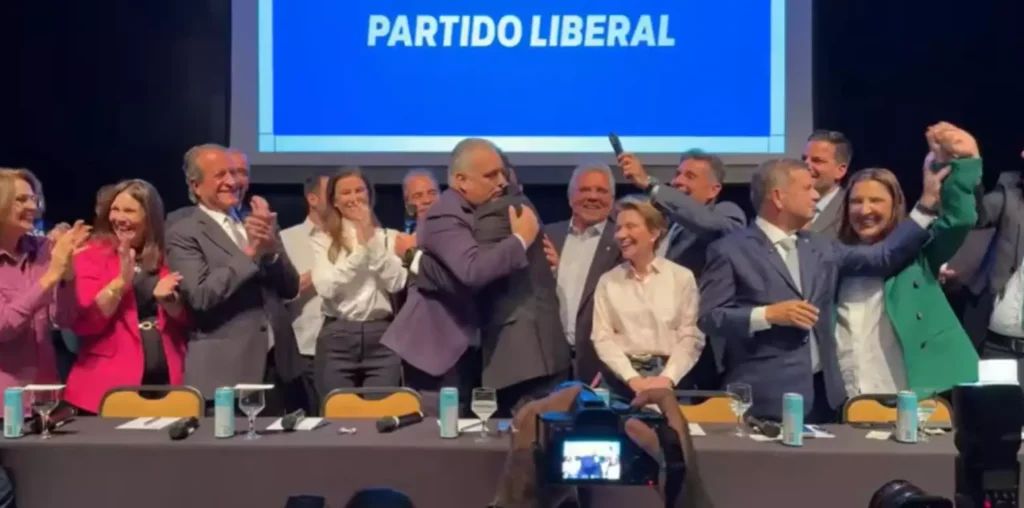 Após prometer mulher vice, Flávio Bolsonaro escolhe Alfredo Gaspar para o posto na chapa presidencial