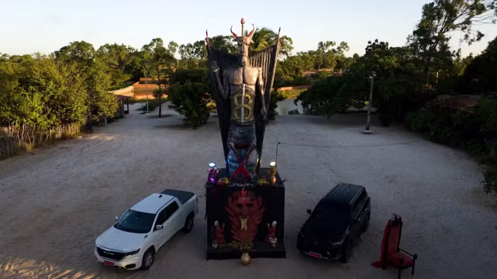 Estátua de 11 metros em homenagem ao Diabo é construída no Ceará