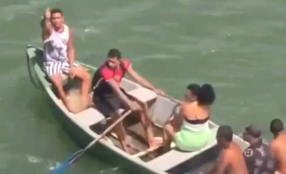 Mulher é resgatada de tribunal do crime em Natal após helicóptero localizar barco no Rio Potengi
