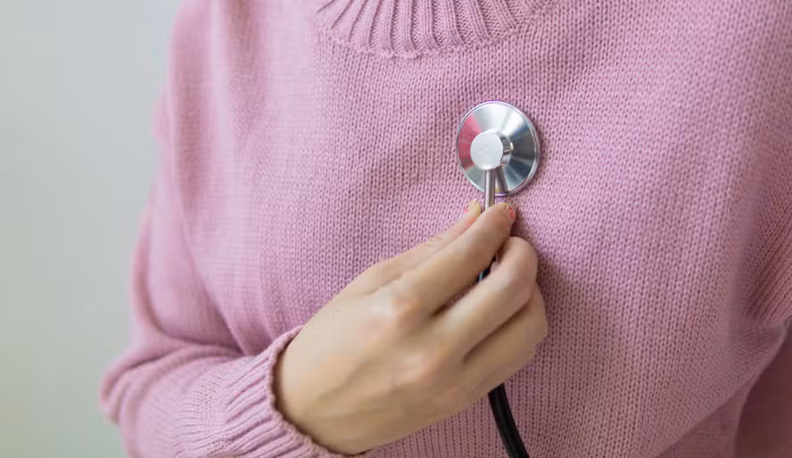 Mulher de 65 anos para no hospital por estar “feliz demais”; estudo analisou caso