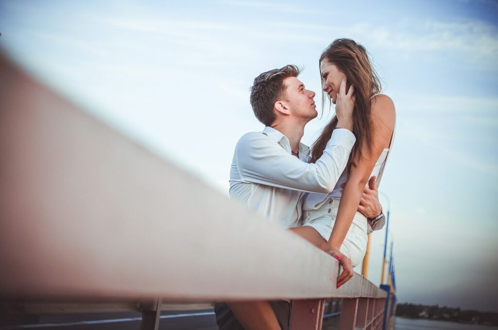 Psicologia revela as 5 atitudes que casais mais felizes sempre fazem nos fins de semana