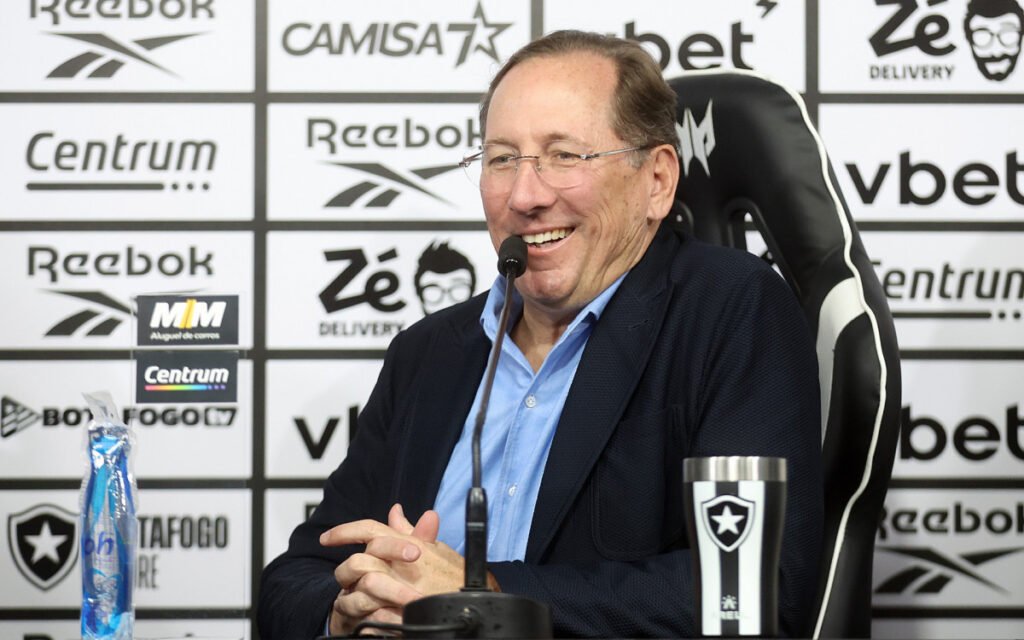 John Textor rebate nota do Botafogo e muda o tom ao fazer novas críticas ao social: ‘Prejudicial para o clube’