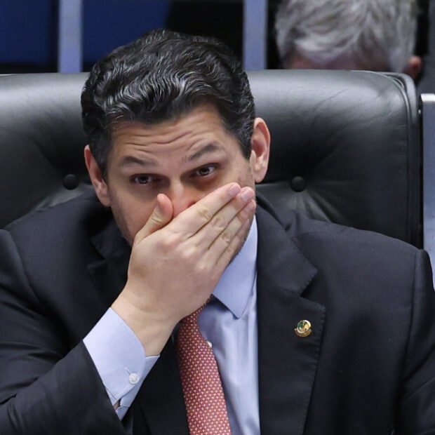 Mensagens apontam relação de proximidade entre Alcolumbre e Vorcaro. Fábio Faria no meio